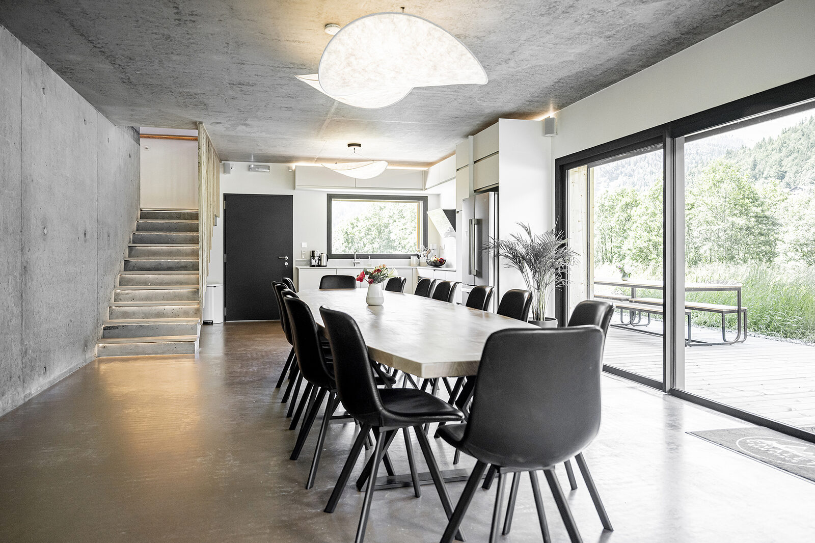 Grande table pour les repas partagés